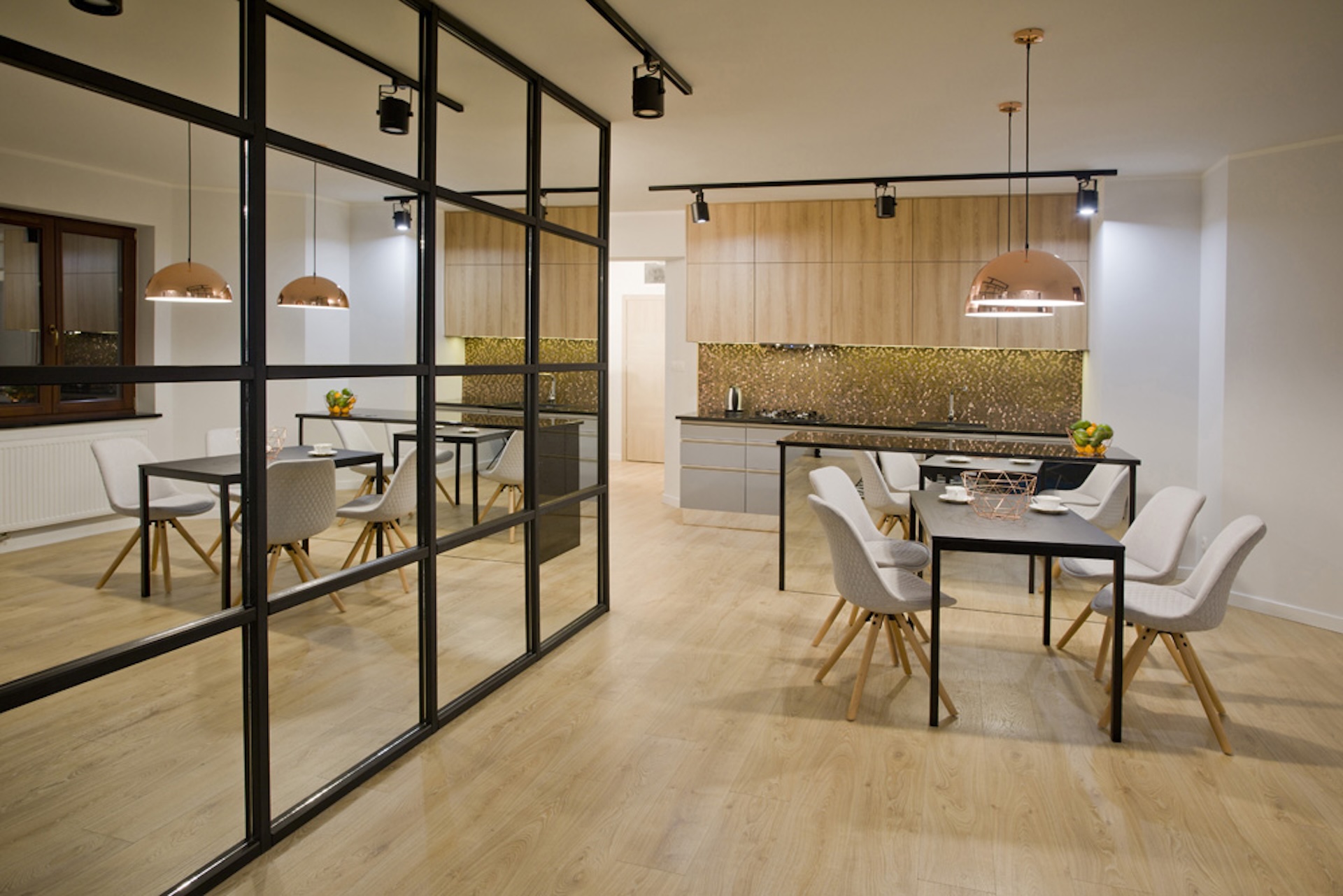 fotografia wnętrz lustra jasny apartament
