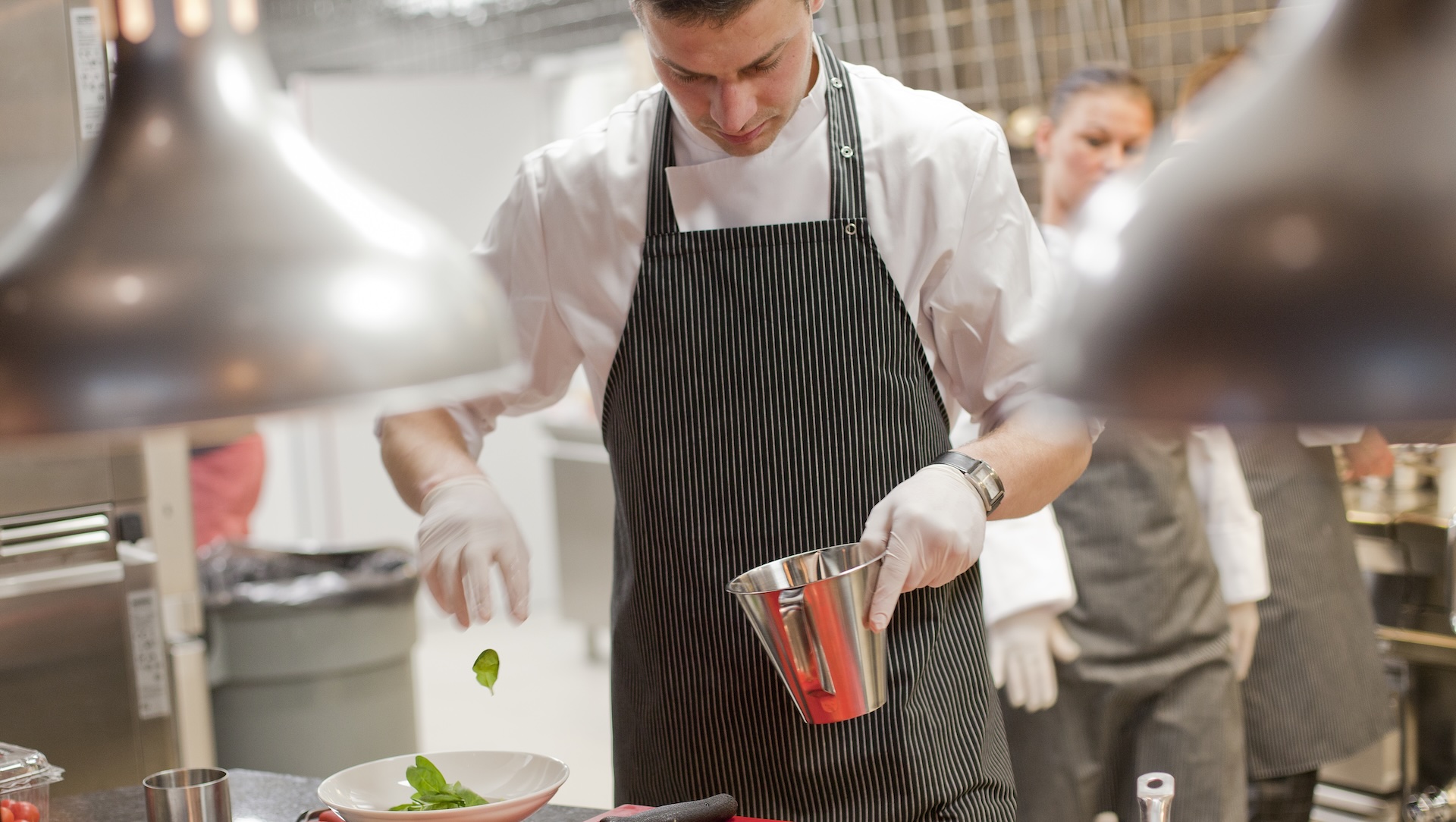 sous-chef wydawka kwoki wydawanie jedzenia fotografia kulinarna kucharzy